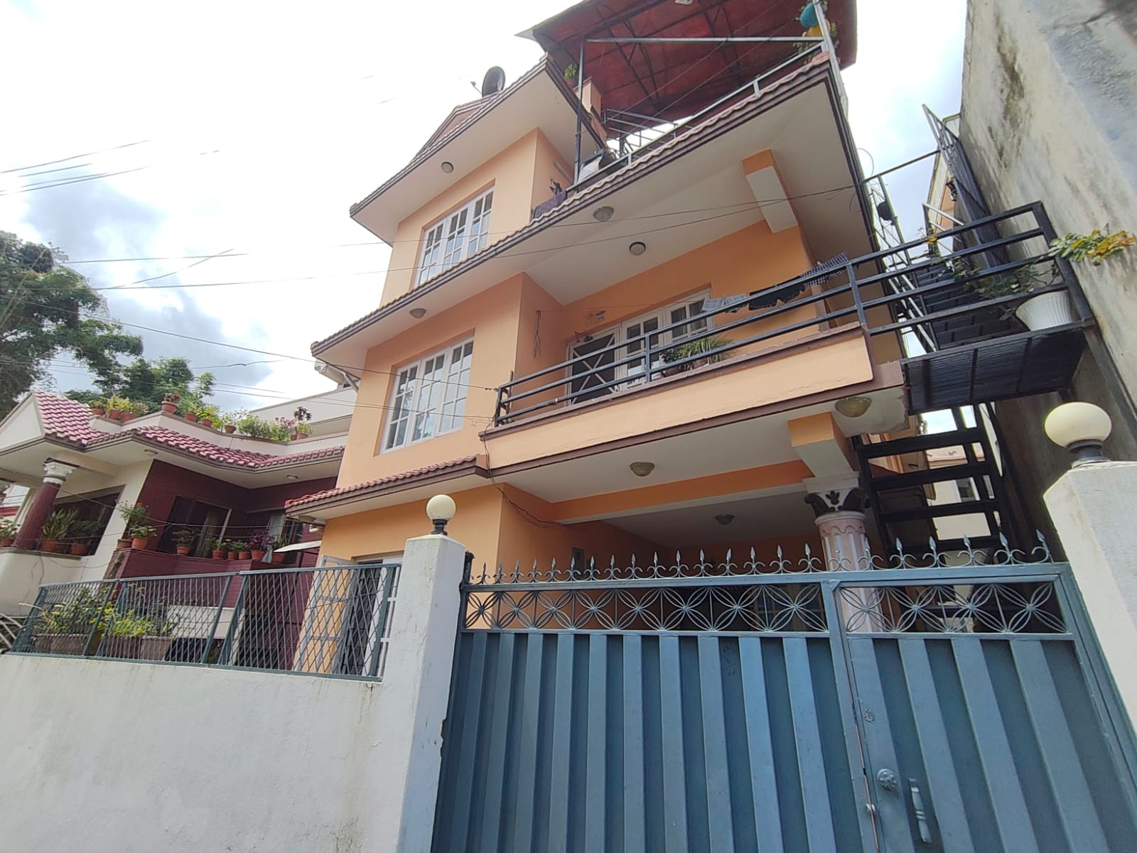 House on Sale in Golfutar
