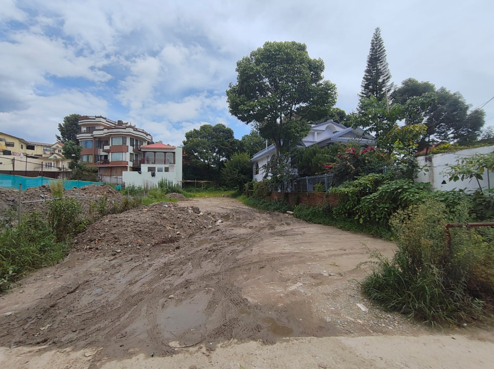 Land on Sale in Mandikatar